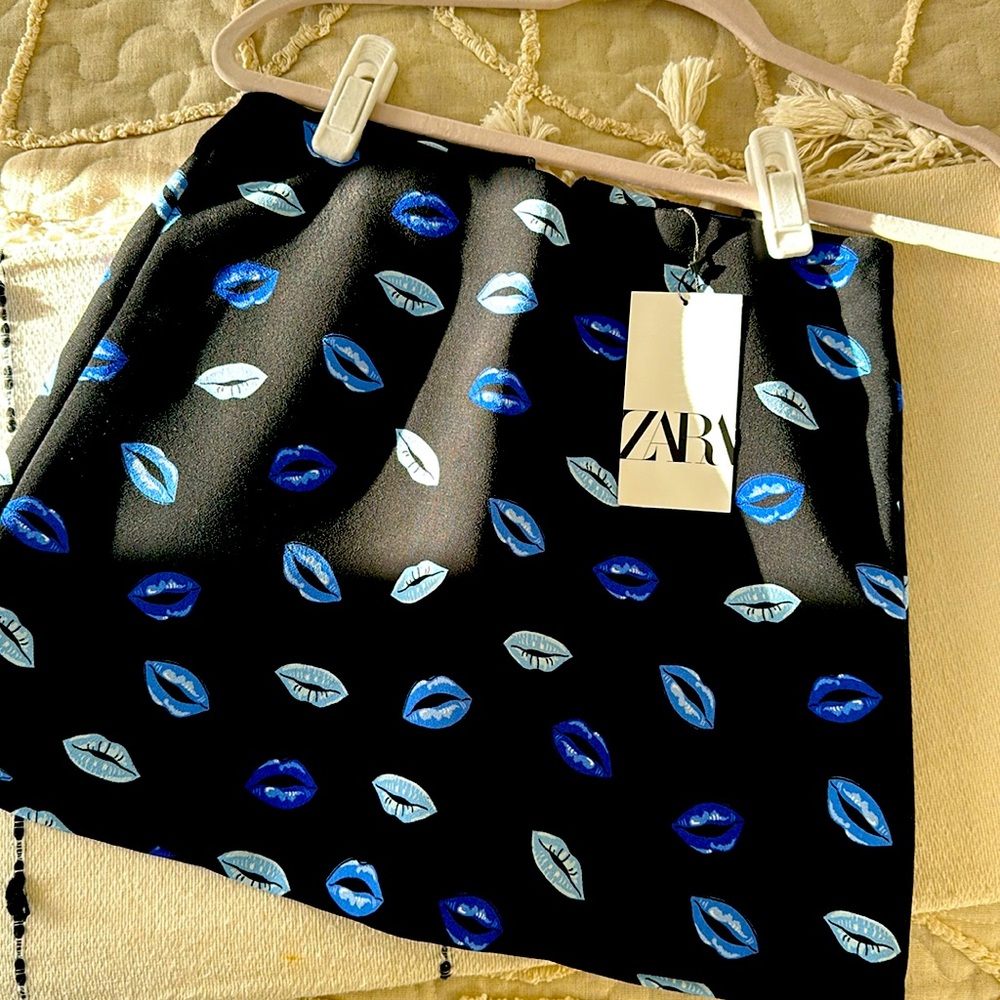 NWT Zara black skirt with lip print